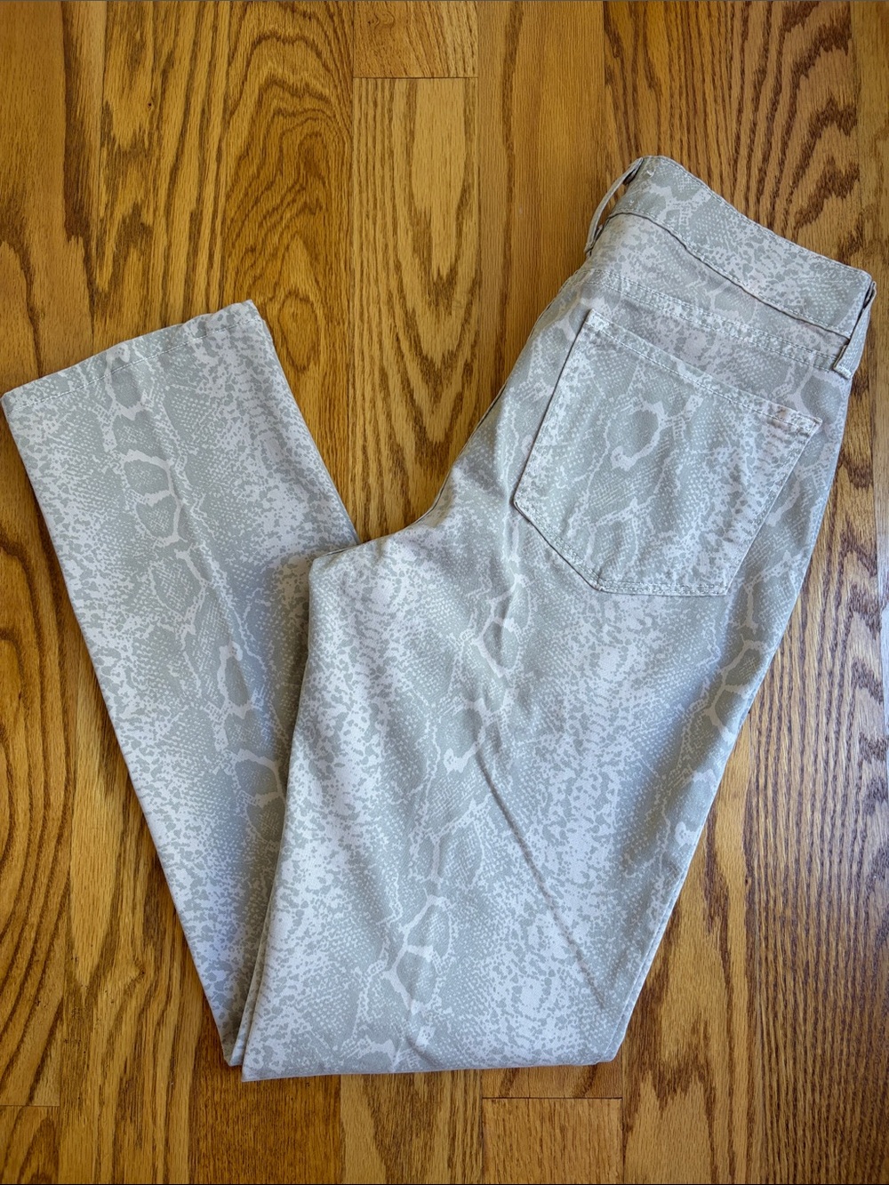 NYDJ Straight Leg Jeans in Light Snake Print - Cream/Gray. Size:2 - Picture 3 of 11